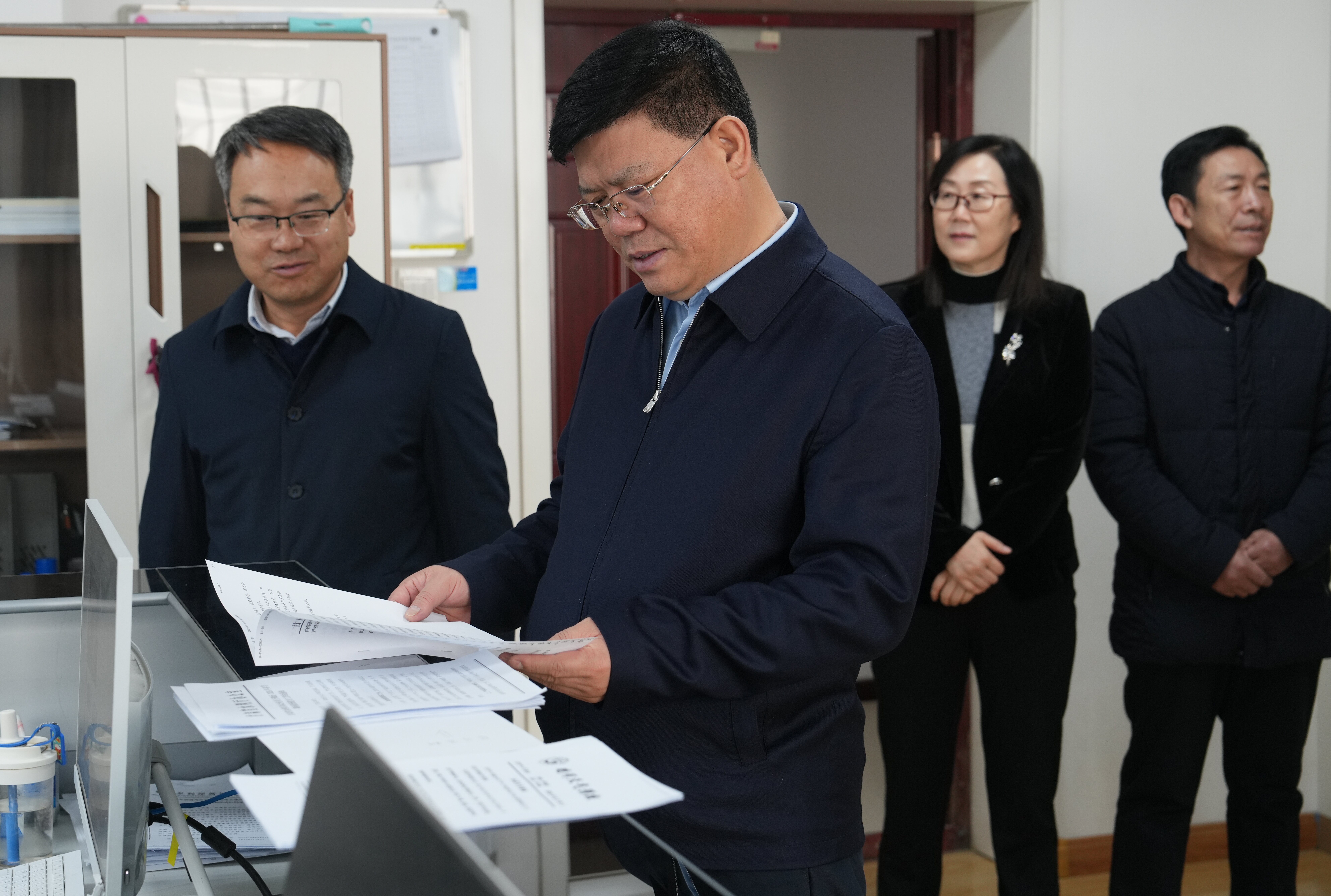 牛军看望慰问春节假期值班值守工作人员