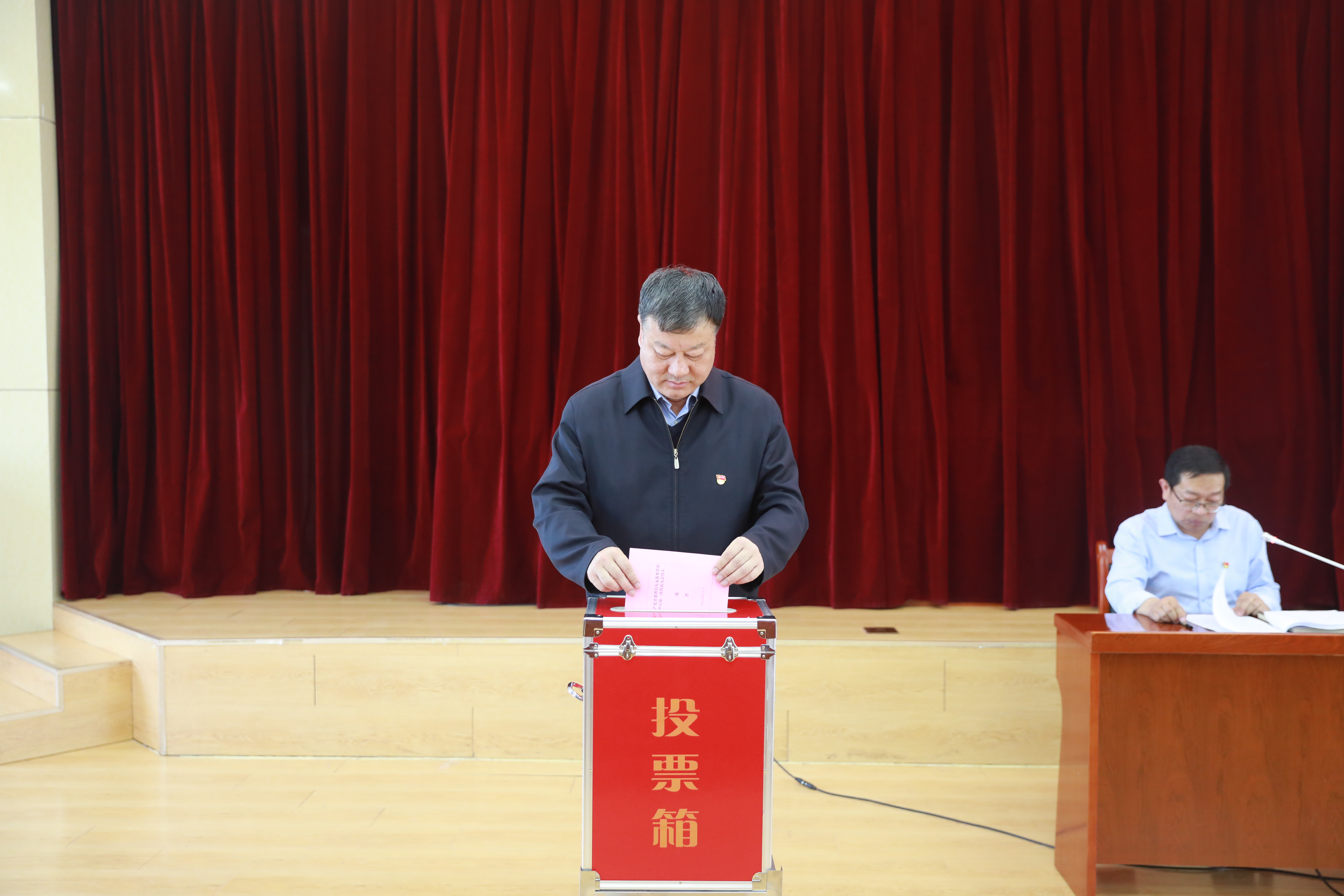 大会由机关选举工作牵头部门组织处党支部书记张向华主持.